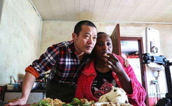 爱情不分国界！美媒：中国男子娶非洲老婆走红网络