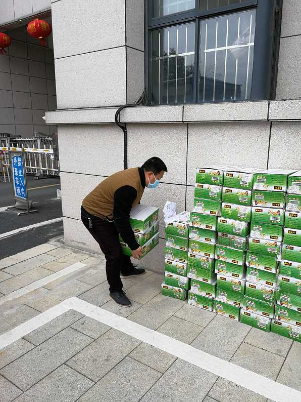 北京六必居食品向湖北省随州市慈善总会捐赠酱菜