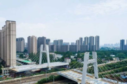 京廣線上方26000噸斜拉橋成功“雙轉體”