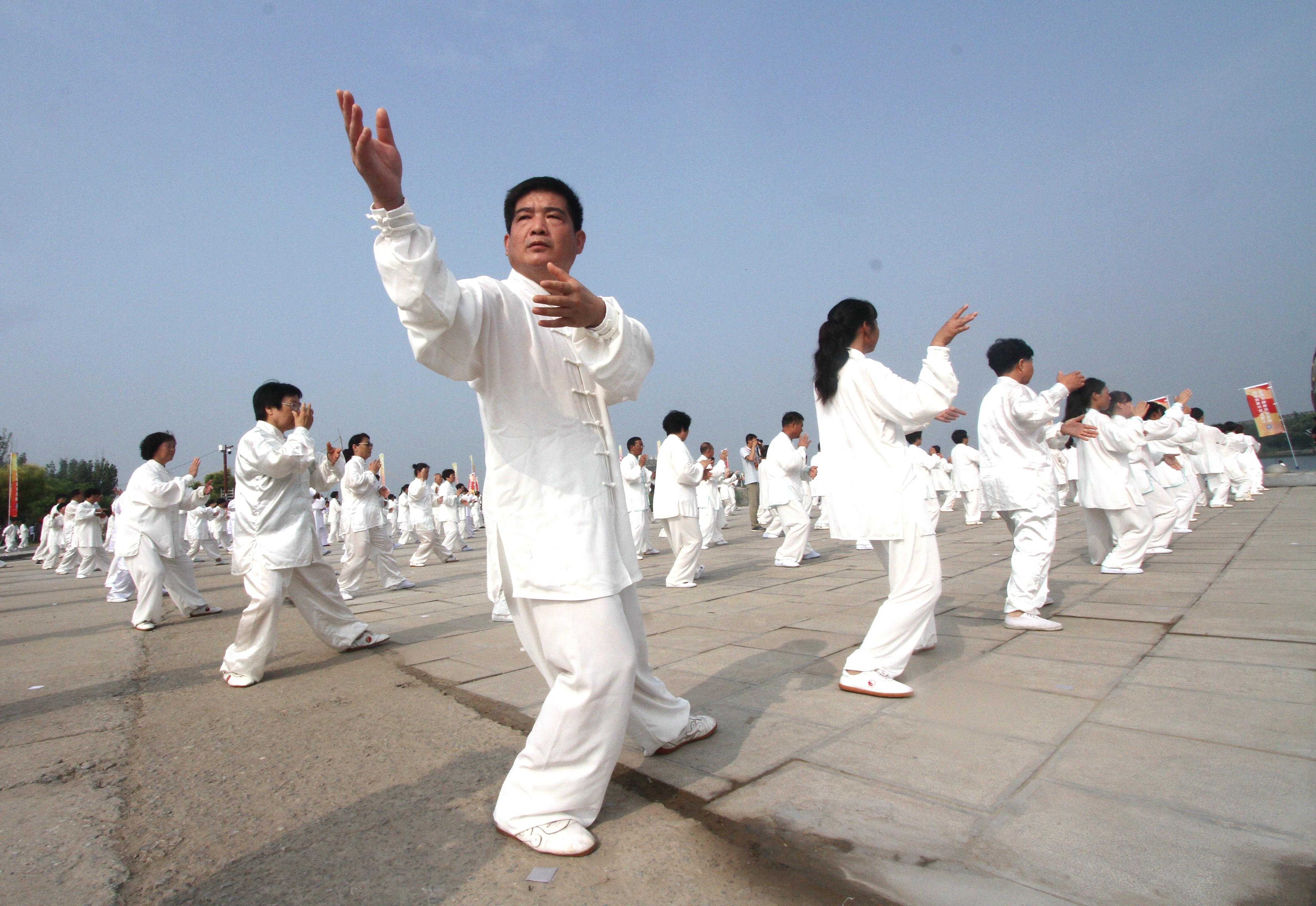 居民在永年區廣府古城表演太極拳。(攝影 胡高雷)