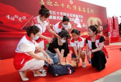酷暑挡不住服务的热情 莲湖区红十字志愿服务活动送健康到群众家门口